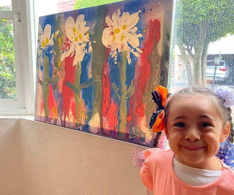 Con tan solo 4 años, Julieta realiza exposición de pinturas