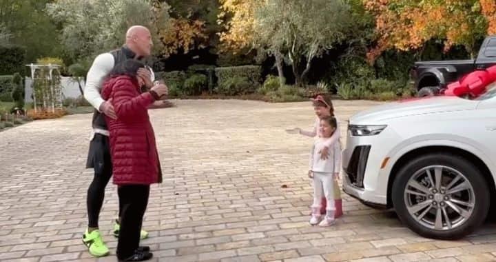 Dwayne Johnson sorprende a su madre con auto de lujo