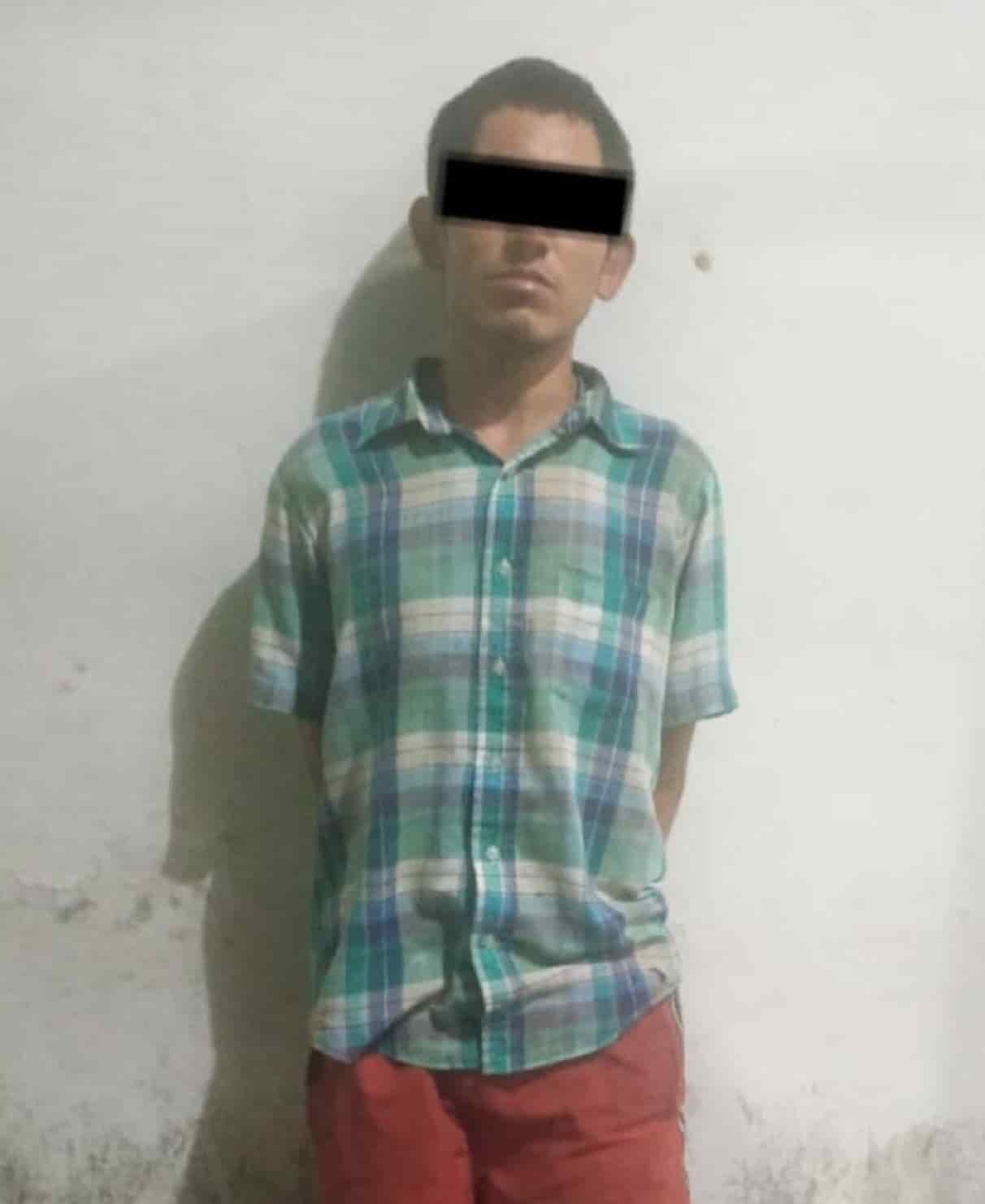 Un hombre que cuenta con orden de aprehensión vigente por el delito de robo con violencia, intentó sobornar a elementos de Seguridad Pública