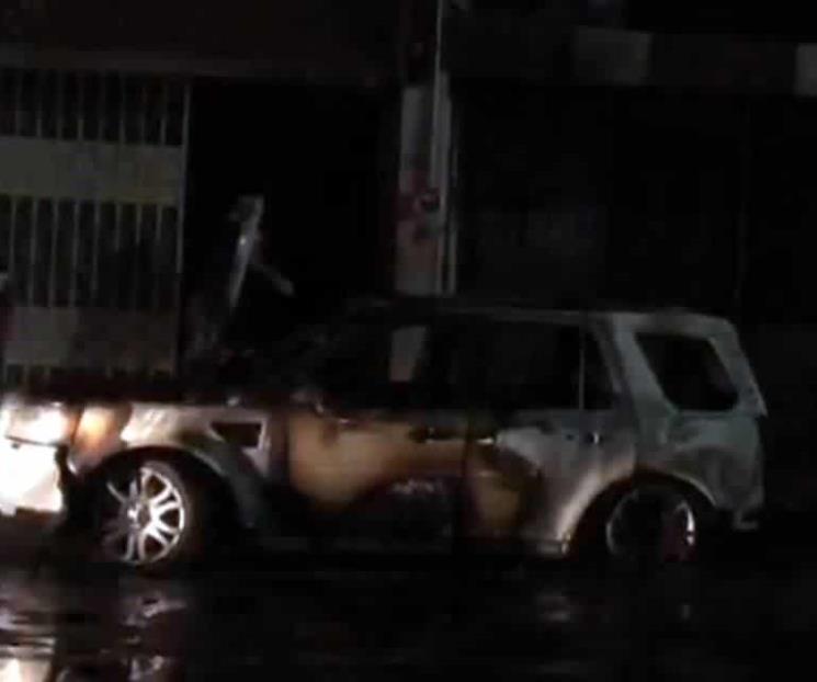 Incendian camioneta en ataque con bombas