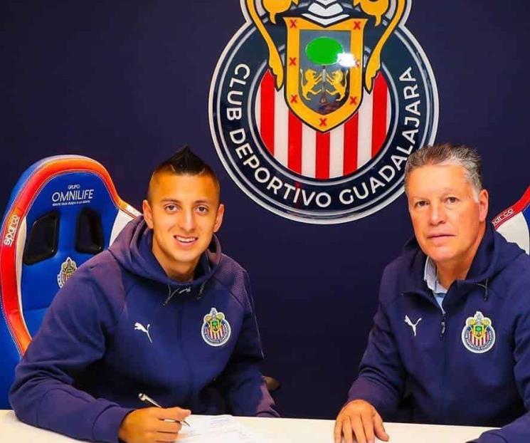 Firma Alvarado con Chivas hasta 2026