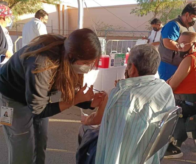 Aplicarán refuerzo de AstraZeneca a adultos mayores