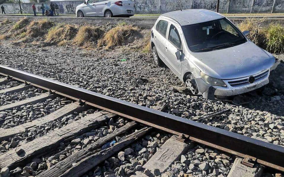 Choca y termina junto a vías del tren