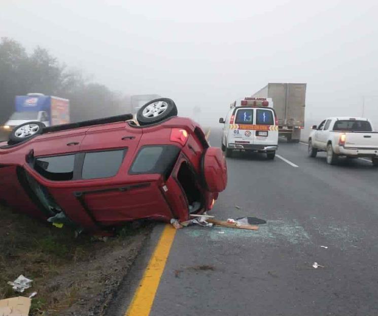 Deja volcadura dos menores lesionados