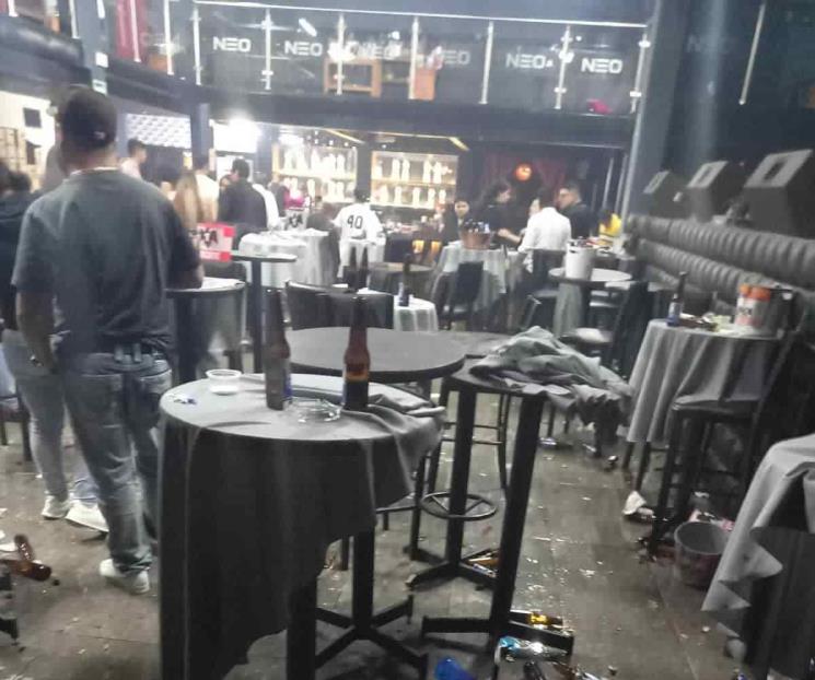 Arman balacera en bar