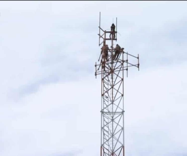 Sube a torre y provoca movilización