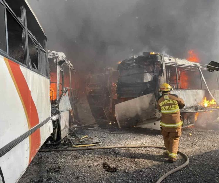 Se incendian 4 camiones de transporte en Escobedo