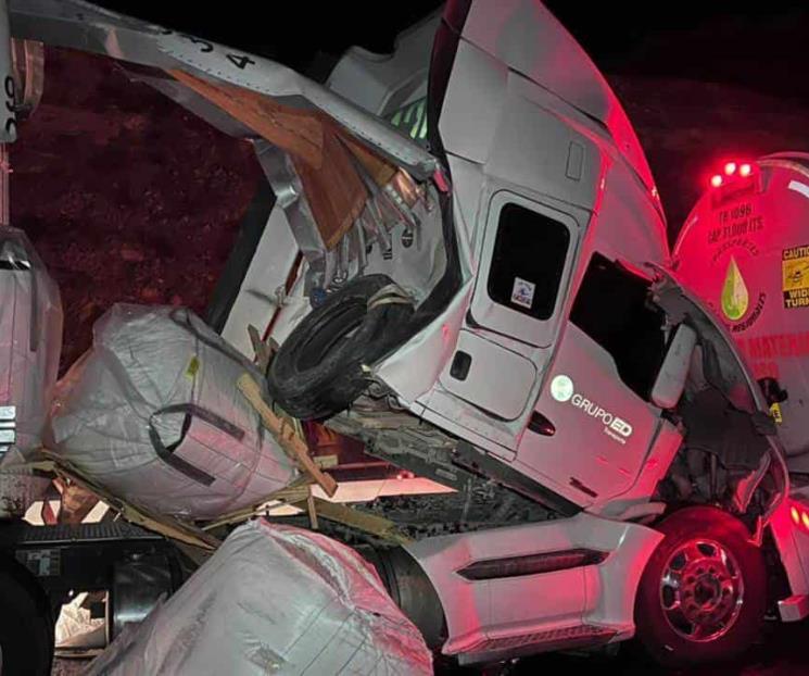 Se registra choque de 2 tráileres en García