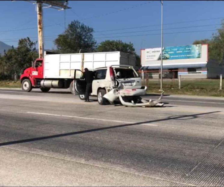 Chocan tres camionetas en Cadereyta