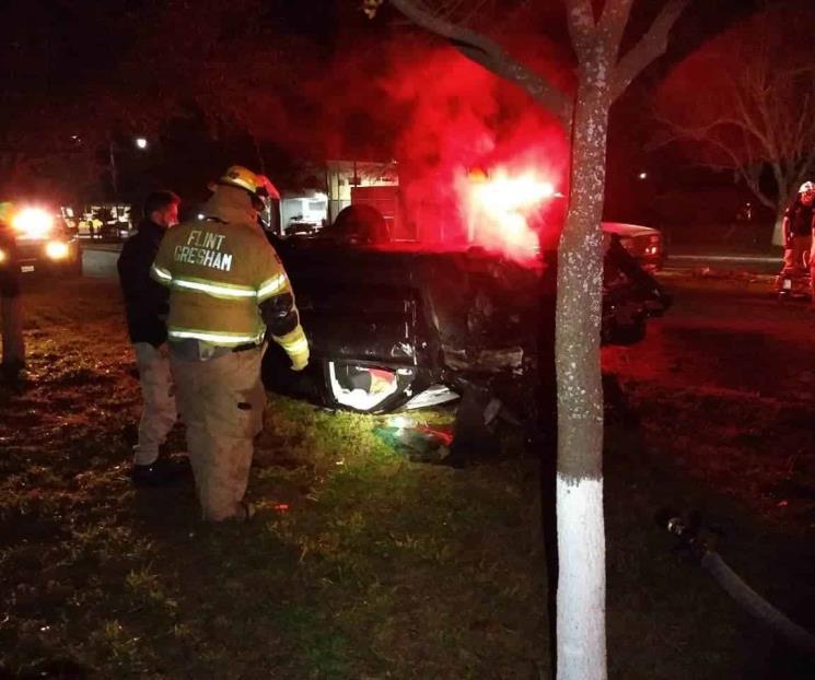 Deja volcadura par de lesionados