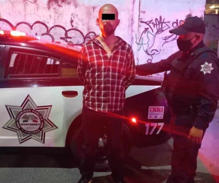 Detienen a hombre por causar daños a edificio del SAT