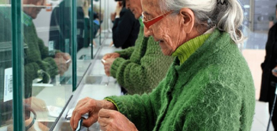 Aumentan pensiones para adultos mayores y becas