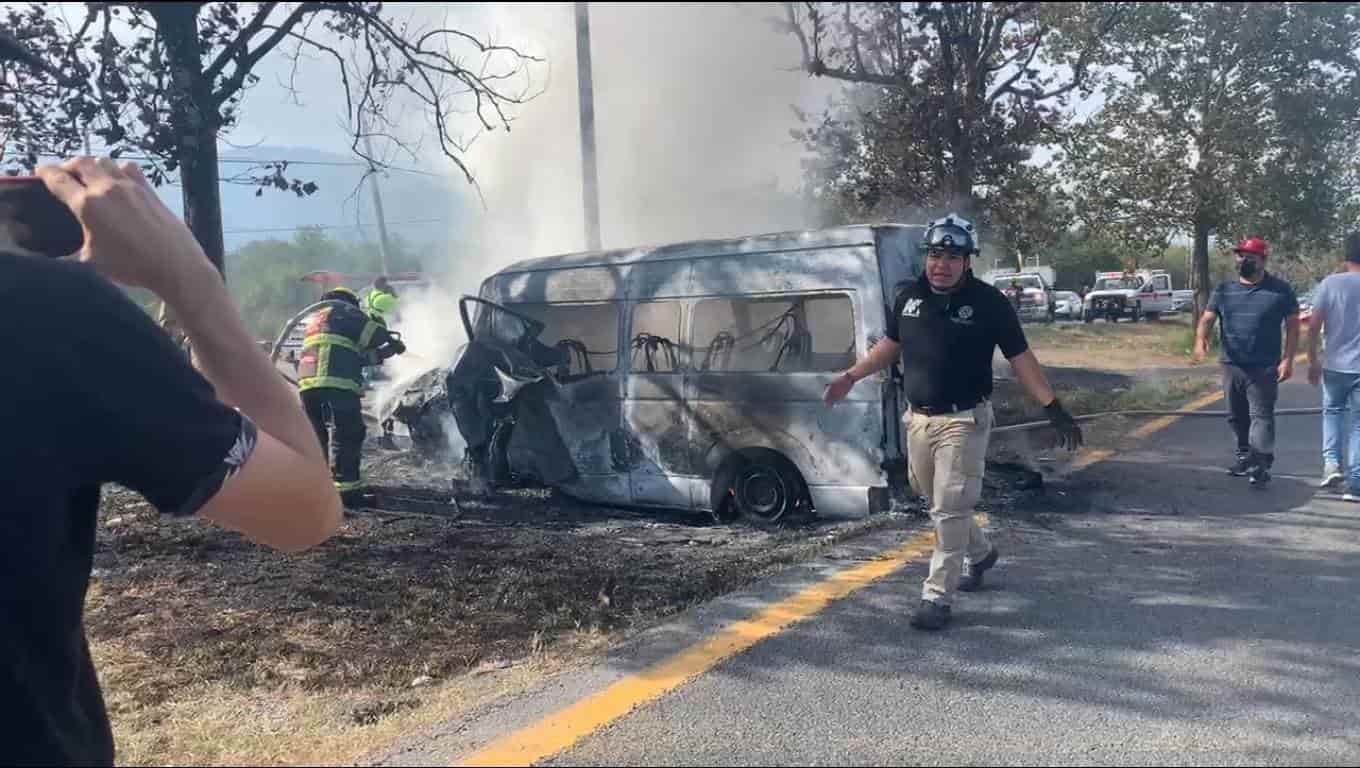 Seis integrantes de una familia terminaron con diversas lesiones, después de chocar la camioneta en que viajaban