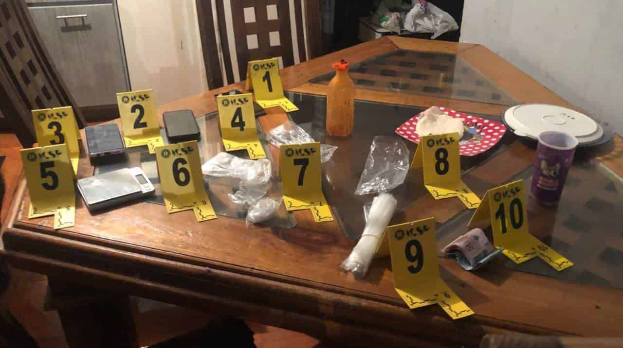 Arrestaron a cuatro personas, entre ellas una mujer, y aseguraron droga en un cateo