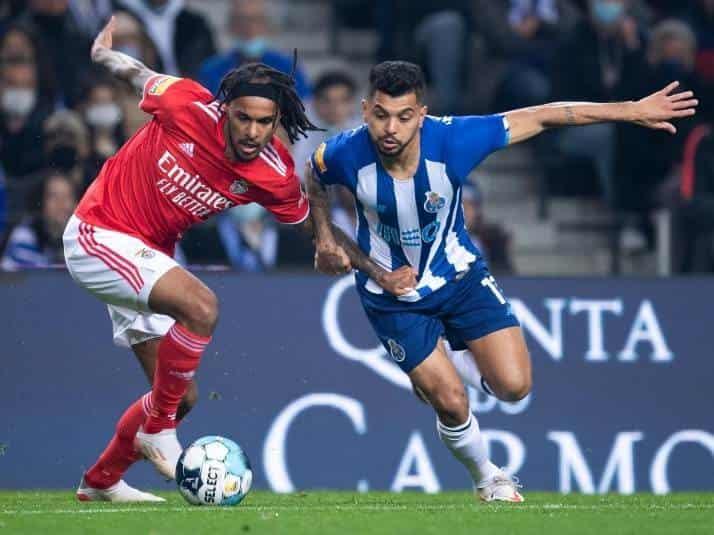 Corona ve acción en triunfo de Oporto