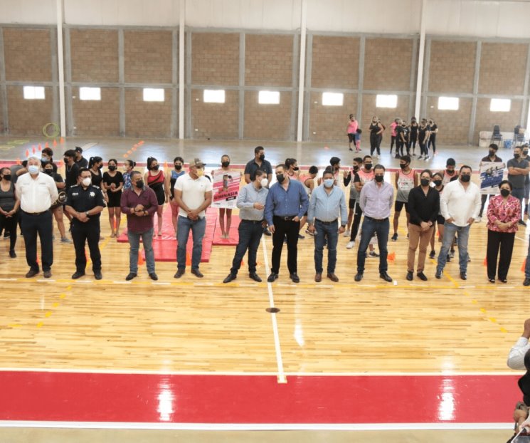 Inaugura Paco Treviño Centro Deportivo Polivalente