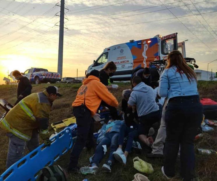 Familia termina lesionada en volcadura en Cadereyta