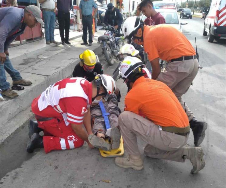 Se impacta auto contra moto