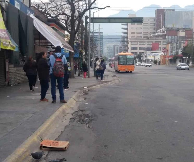 Y regios sufren por falta de camiones