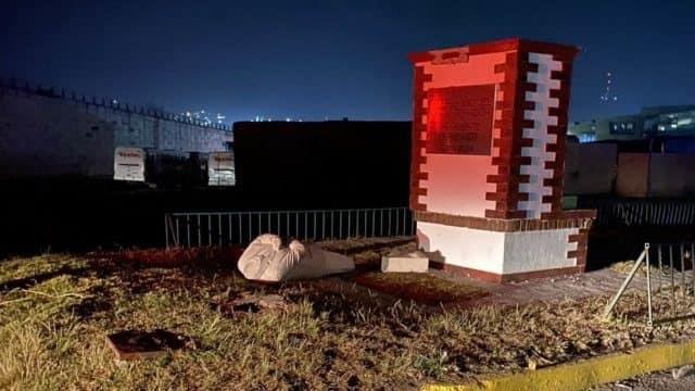 Derriban estatua de AMLO en Atlacomulco