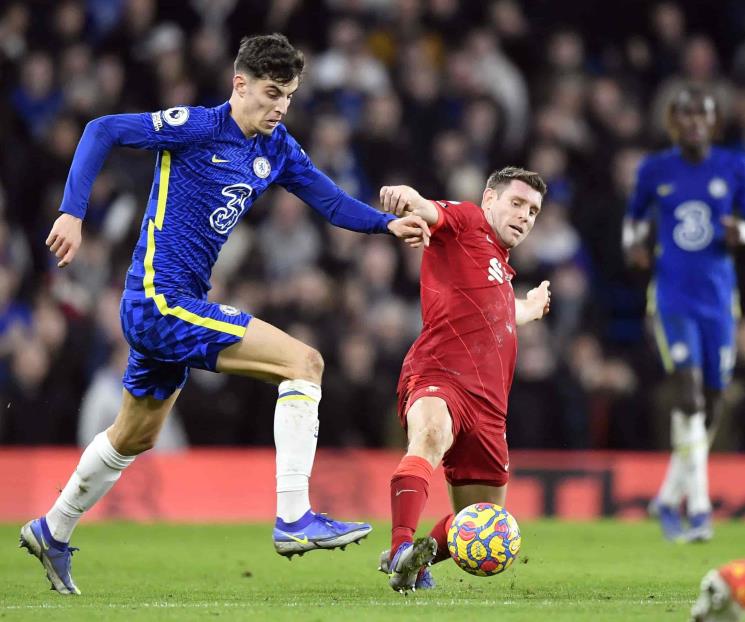 Empatan Chelsea y Liverpool; se beneficia el City