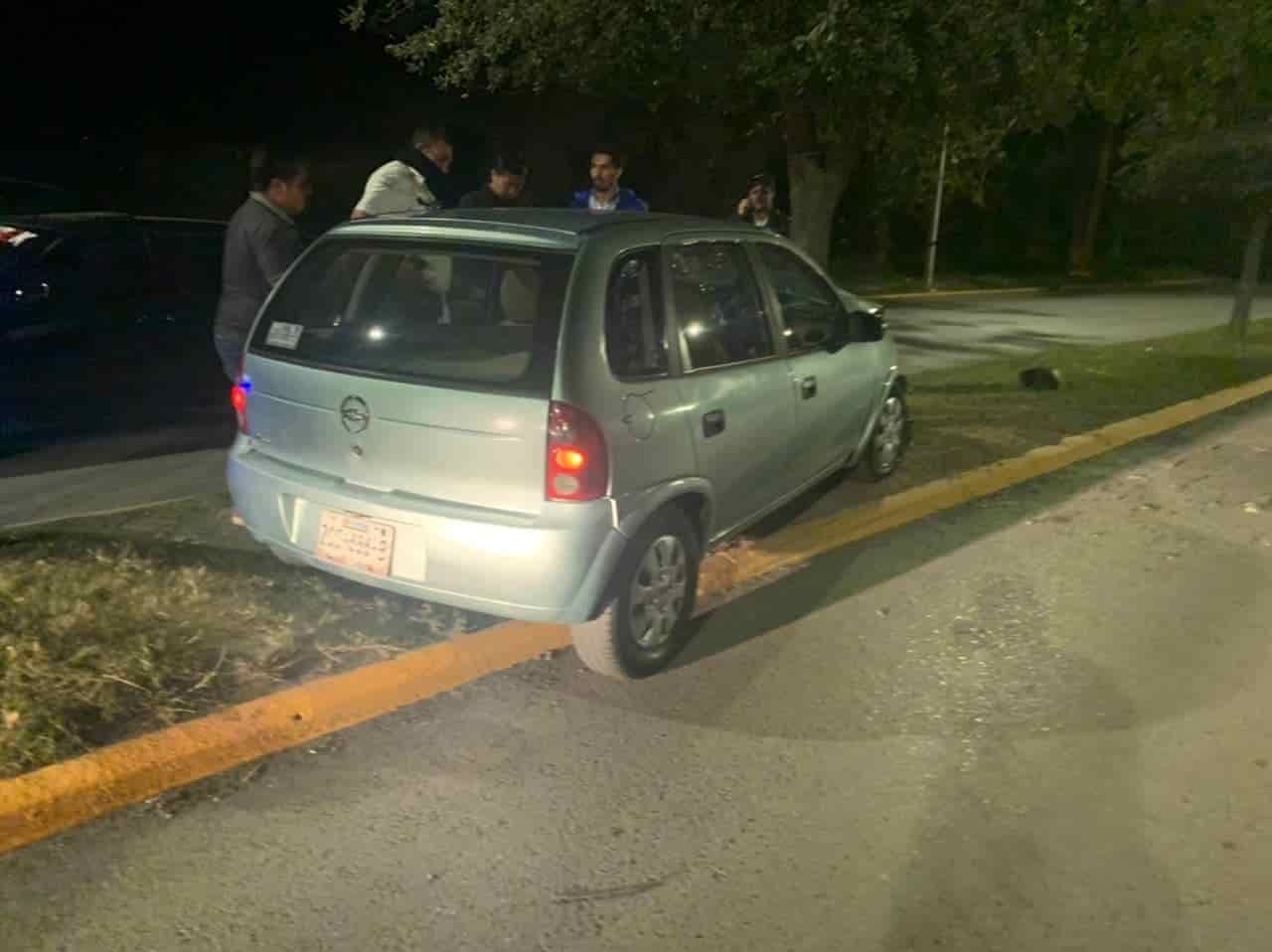 Un hombre terminó con lesiones en su tórax y rostro, al estrellar su automóvil