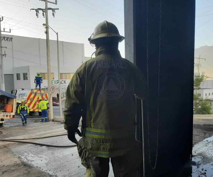 Se incendia bodega en Santa Catarina