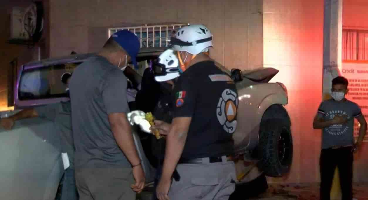 Una mujer se pasó el señalamiento de alto total en calles del centro de la ciudad, impactando una camioneta que terminó montada sobre un anuncio vial