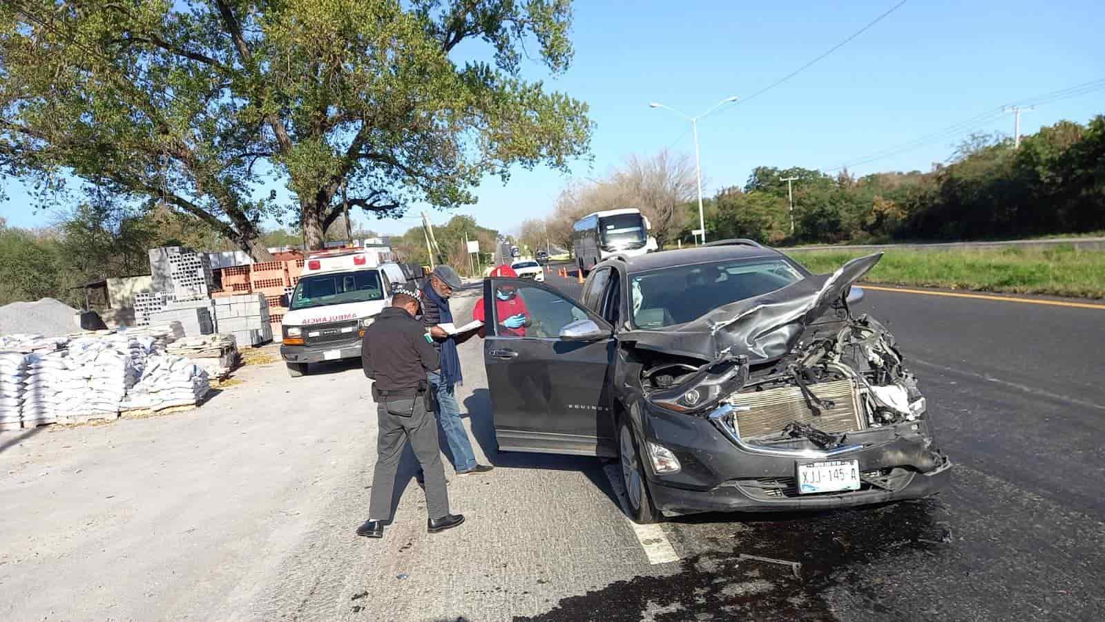 Un hombre de la tercera edad, termino con algunas lesiones, después de atropellar a un burro