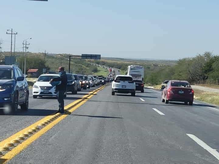 Saturan paisanos carreteras con su regreso a Estados Unidos