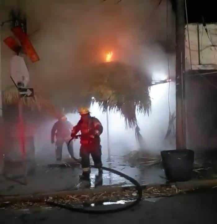 Acaba fuego con techo de restaurante