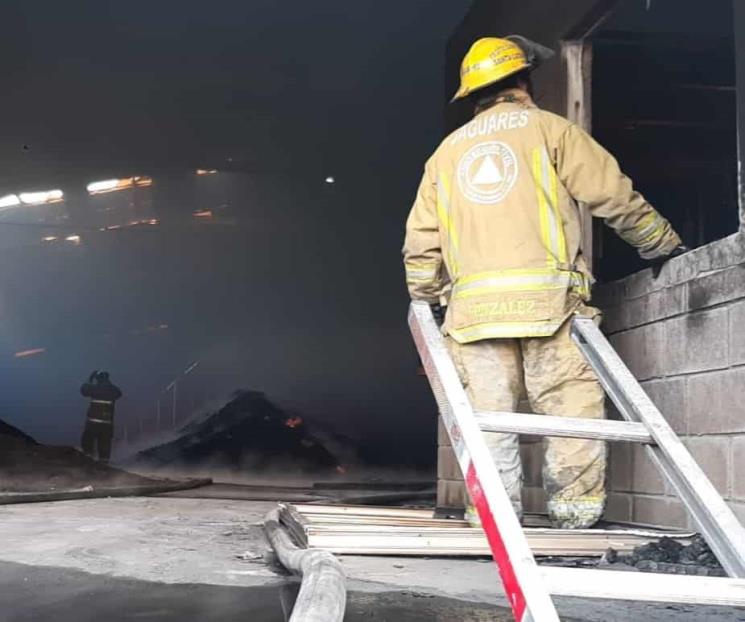 Arde bodega en Santa Catarina