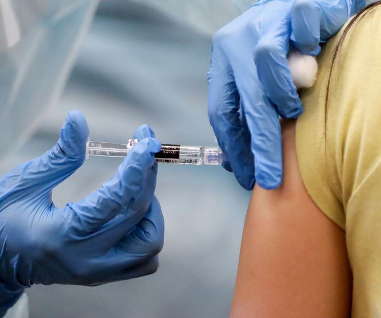 FDA de EU avala refuerzo de vacuna antiCovid para menores