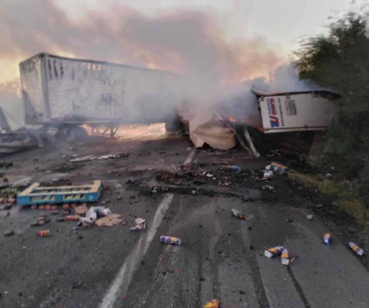 Se incendian tráiler y camioneta en la Nacional