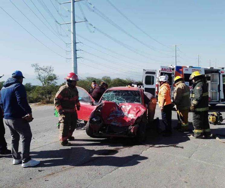 Queda pareja lesionada en choque en Cadereyta