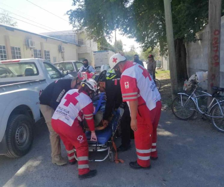 Empleado de refresquera arrolla a ciclista
