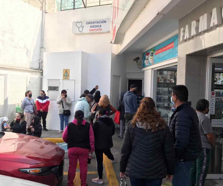 Gran afluencia en farmacias en Neza por prueba Covid