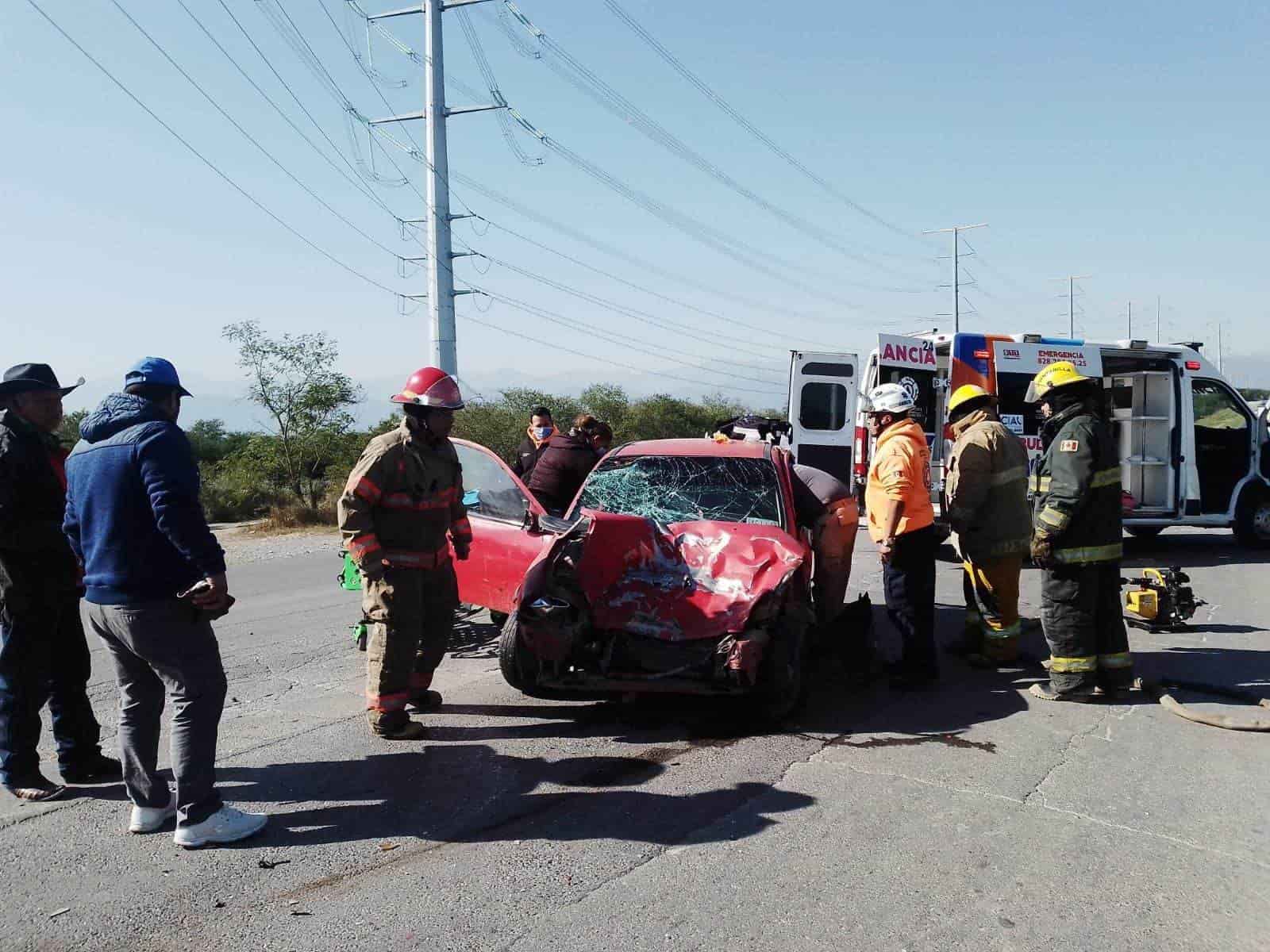 Una pareja terminó con lesiones de consideración, al estrellar su vehículo contra un tráiler