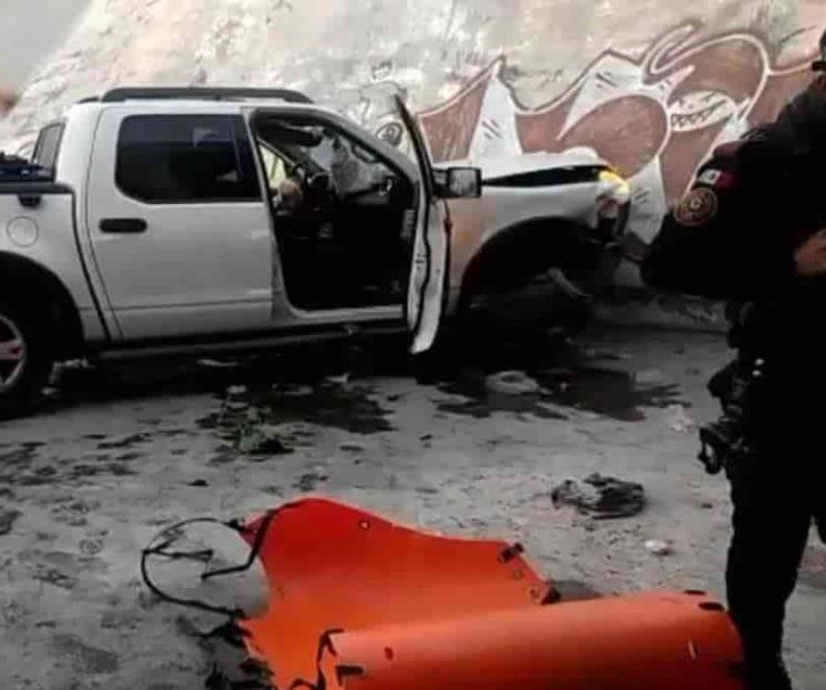 Cae camioneta a canalón