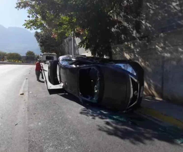 Vuelca y resulta lesionada