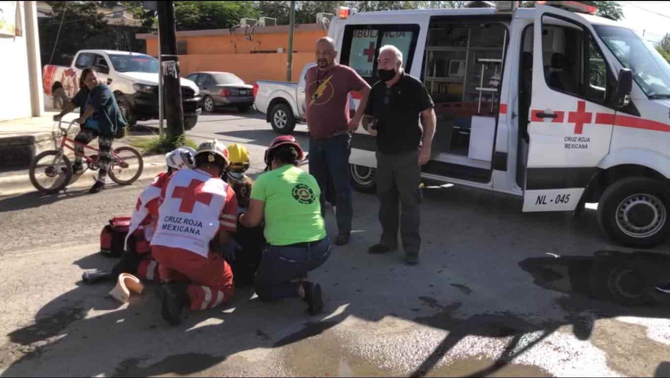 Una mujer terminó con lesiones de consideración, al desplomarse, cuando caminaba