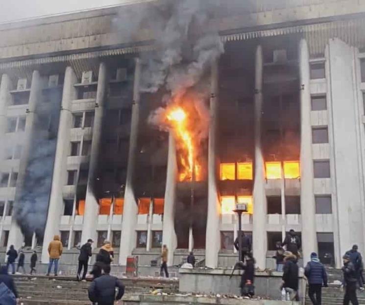 Mueren 8 agentes en protestas en Kazajistán