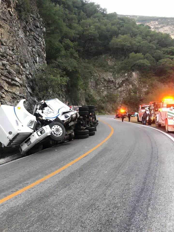 Vuelca tráiler en Linares