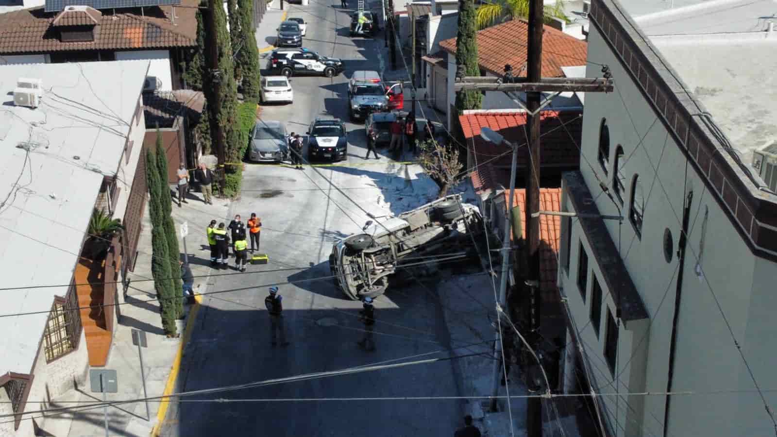El copiloto de un camión de carga de plataforma cargado con mosaicos murió ayer prensado por la unidad