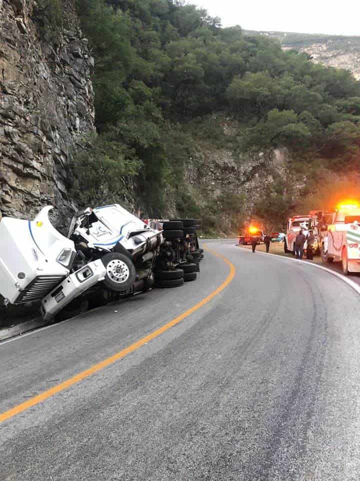 Un tráiler cargado con varias toneladas de refrescos no retornables, se volcó