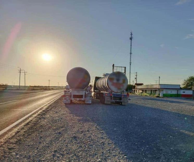 Aseguran dos pipas cargadas de combustible robado