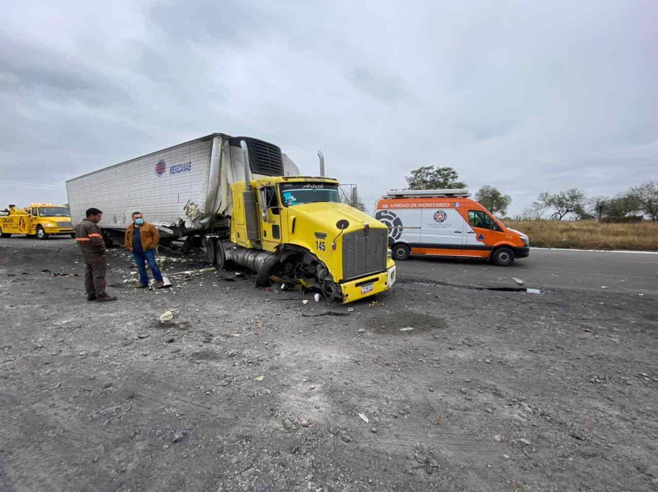 Un tráiler se partió para luego chocar contra otra unidad