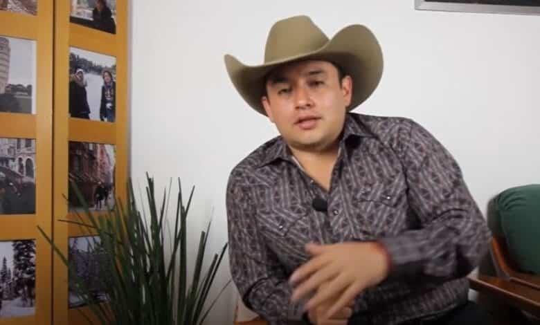 Cornelio Reyna III le dedica canción decepción a su abuelo