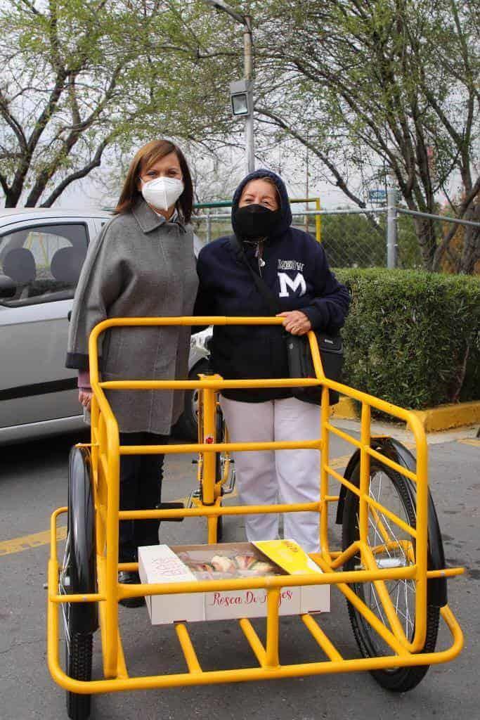 Cristina Díaz entrega 23 triciclos a familias