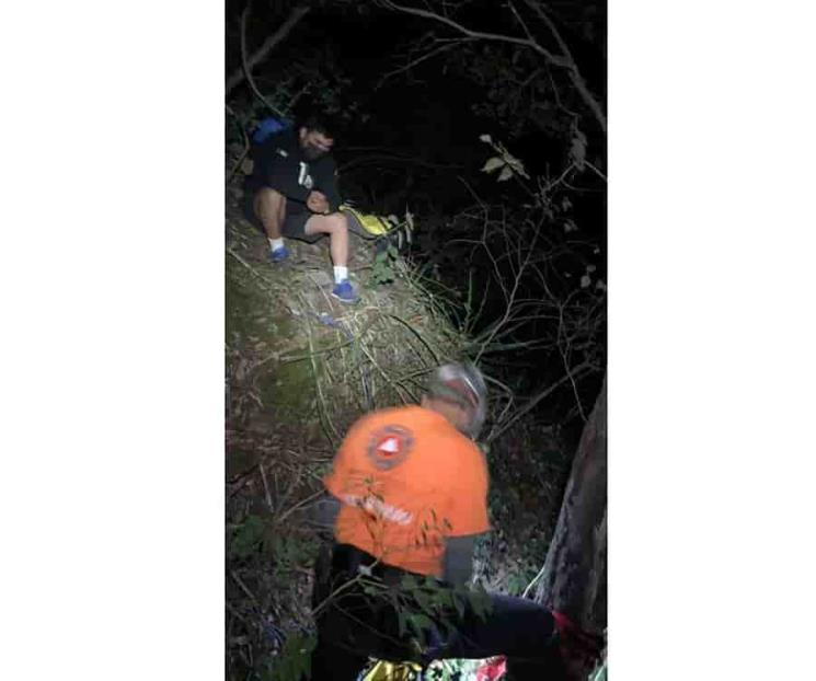 Rescatan a pareja extraviada en el Cerro de las Mitras